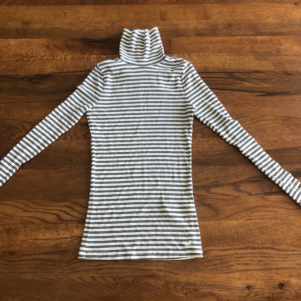 OFFER✨ Hollister turtle neck!!